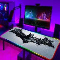 W8h6 Batmans Mouse Komputer Rgb 900X400แผ่นรองเมาส์ Backlit แผ่นรองบนโต๊ะแผ่นขอบล็อคคีย์บอร์ดเกมอุปกรณ์เสริม Led ความเร็ว MausepadGaming Mousepadads