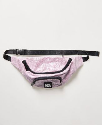 SUPERDRY GLITTER BUMBAG กระเป๋าคาดอก สำหรับผู้หญิง สี Pink Glitter