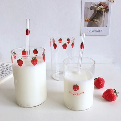 【High-end cups】สตรอเบอร์รี่300มล. น่ารักนอร์ดิกถ้วยแก้วด้วยฟางสร้างสรรค์ถ้วยน้ำใสนักเรียนนมแก้วทนความร้อน