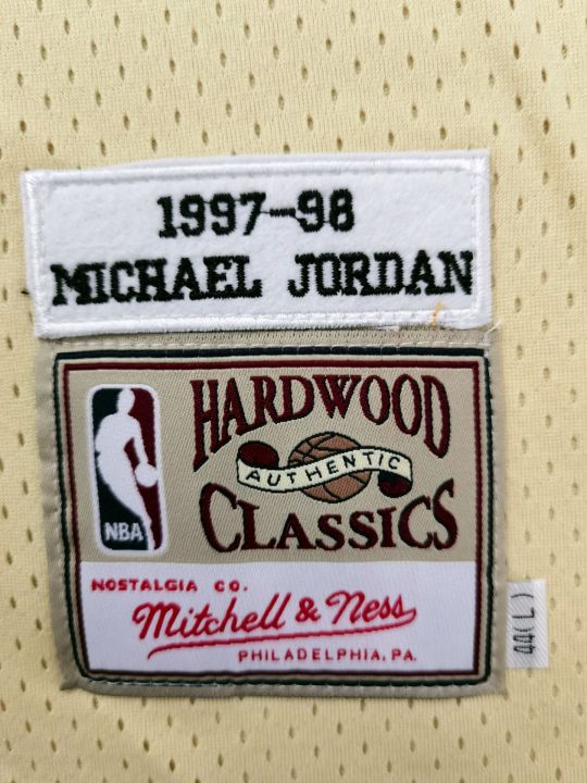 ready-stock-hot-mens-chicago-bulls-23-michael-jordann-mitchell-ness-1997-98-hardwood-classics-gold-basketball-jersey