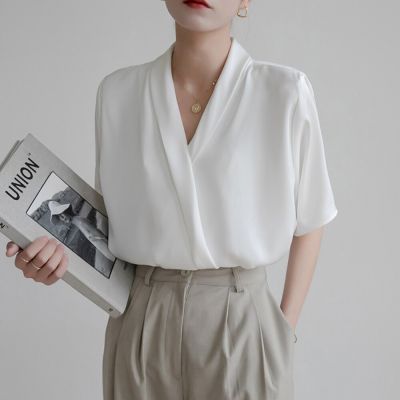 เสื้อผ้าเสื้อยาวสีขาวแขนสั้นคอวีหรูหราของผู้หญิงเสื้อหวานเสื้อลำลองใหม่สำหรับฤดูร้อน2023