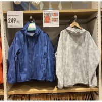 UNIQLO แจ็กเก็ตกันรังสียูวีแบบพกพาสำหรับทั้งหญิงและชายห้องลองเสื้อในบ้านผ้าพิมพ์ลาย Y437191ด้านบนแบบบางและเบา