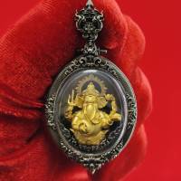 พระพิฆเนศ Ganesh  เนื้อไวท์รมซาดิน องค์ทอง กรอบไวท์รมซาติน กว้าง 2.5Cm สูง 2.9 CM. พิธีพุทธาภิเษก : วัดหนองป่าหมาก จ.สระแก้ว เลี่ยมกรอบกันน้ำ มีโค๊ต