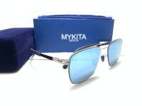 แว่นกันแดด MYKITA FLAX COL.004 ขนาด 55-19 140 mm. สีปรอทฟ้า ดีไซน์เรียบหรู มีรสยินม ผลิตจากสเตนเลสสตีลคุณภาพสูง น้ำหนักเบาพิเศษ มาพร้อมกล่องอุปกรณ์