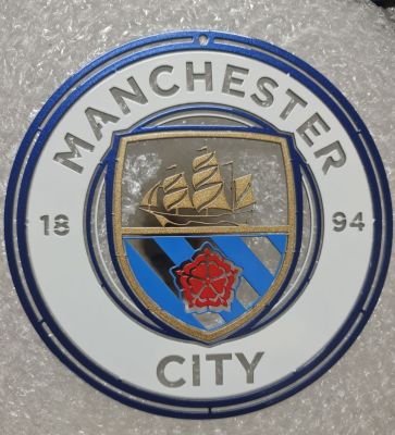 Logo Manchester City แบบแขวน เหล็กตัดเลเซอร์ขนาด 18 cm หนา 2 มิล น้ำหนัก 0.4 กิโลกรัม ทำสีเหมือนจริง ใช้สี 2K พ่นเคลือบเงา สีพ่นรถยนต์ภายนอก ไม่เป็นสนิม สวยงามเงาทน ทำความสะอาดง่าย ฝุ่นไม่จับ ทนแดดทนฝน ติดตั้งง่าย