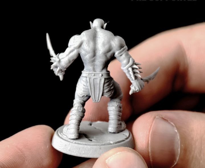 โมเดล-world-of-warcraft-figures-orc-rogue-with-two-daggers-scale-1-25-1-35