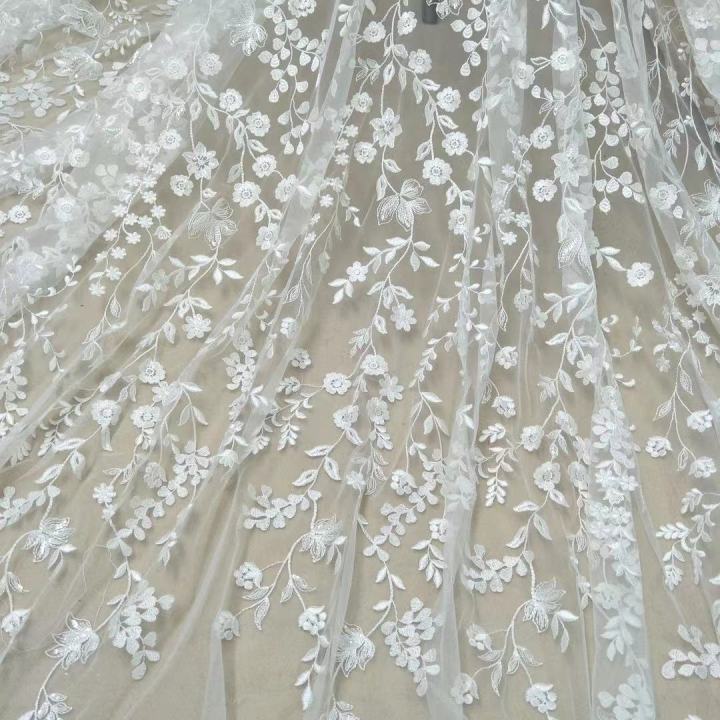soft-ivory-white-ดอกไม้ขนาดเล็กและชุดแต่งงานรูปใบไม้ผ้าลูกไม้ปักเลื่อมกว้าง130ซม-ขายตามขนาด