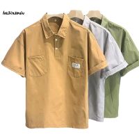 เสื้อยืดสีทึบสไตล์อังกฤษสำหรับผู้ชายปกตั้งระดับไฮเอนด์คอปกพิมพ์ลายเสื้อโปโลแขนสั้นสำหรับผู้ชายฤดูใบไม้ผลิและฤดูร้อน