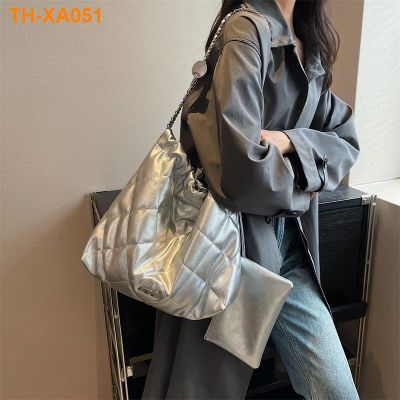 2023 ใหม่กระเป๋าผู้หญิงความจุขนาดใหญ่ขนาดเล็ก Xiangling ตารางโซ่ถุงขยะกระเป๋าคนจรจัดกระเป๋าสะพายสีเงินกระเป๋า Messenger