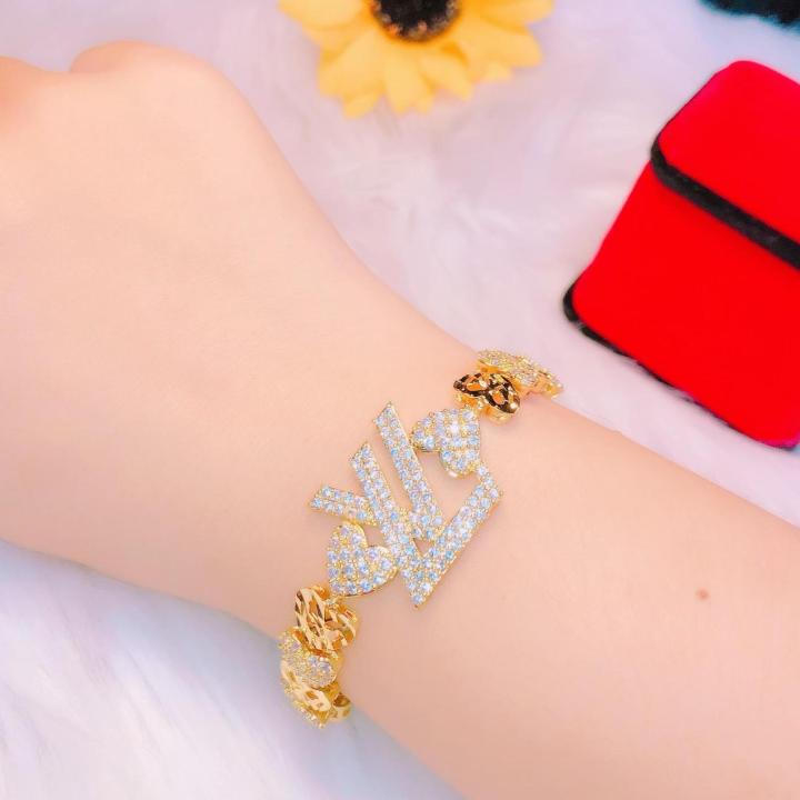 Lắc tay nữ vàng LV là món quà tuyệt vời dành cho những cô gái đang tìm kiếm một món đồ trang sức sang trọng và đẳng cấp. Sản phẩm được chế tác từ vàng 18k và thiết kế độc đáo của thương hiệu LV sẽ mang đến cho bạn sự tự tin và thu hút sự chú ý từ mọi người.