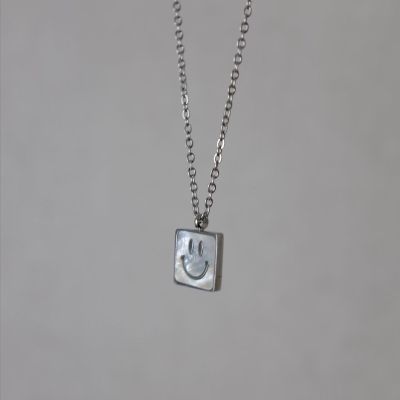 chic appeal - the smiley necklace