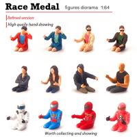 Racemedal1:64ภาพที่วาดด้วยมือแบบคงที่1 64ขับรถตุ๊กตาขยับแขนขาได้ผู้หญิงไดร์เวอร์รุ่นโมเดลรถยนต์ตัวละครที่น่าตื่นเต้นอย่างรวดเร็ว