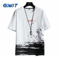 GWIT ฤดูร้อนปี ใหม่ เสื้อยืดผู้ชายลำลอง ฤดูร้อนลำลองแขนสั้น หลวมพอดี วัสดุผ้าไหมน้ำแข็ง เสื้อยืดลำลองผ้าไหมน้ำแข็ง เสื้อยืดพิมพ GIT150