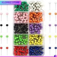 KLOMKZ 600 PCS หัวกลมกลม หมุดกดแผนที่ พลาสติกทำจากพลาสติก 10สีค่ะ แผนที่ tacks ของใหม่ หมุดทำเครื่องหมาย ออฟฟิศสำหรับทำงาน