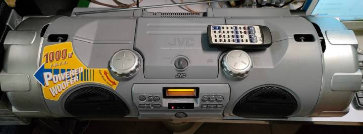 jvc-rv-b90-เครื่องเสียงแบบ-boom-box-สะพายได้-made-in-japan-สินค้าใหม่แต่มีตำหนิ-เล่นได้ปกติ