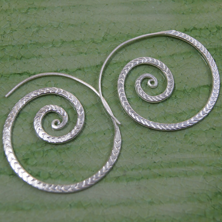 very-nice-earrings-pure-silver-thai-karen-hill-tribe-ม้วนม้วนสวยงามไทยตำหูเงินกระเหรี่ยงทำจากมือชาวเขางานฝีมือสวยของฝากที่มีคุณค่าของฝากถูกใจ-มีคุณค่า