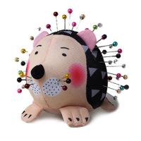 【User-friendly】 [ซื้อ4แถม4%]Q &amp; R Hedgehog Shape Soft Fabric Pin Cushion Pin Quilting Holder DIY Sewing Craft Tool