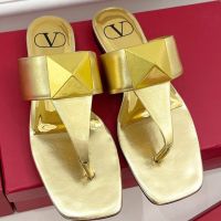 2023 Valentinoˉsummer new rivet square head crystal outer womens shoes clip toe open toe fashionable beach flat slippers flip-flops