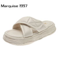 Marquise1997 ้องเท้าผูหญิง รองเท้าแตะลิ่ม รองเท้าแตะเสริมส้นผู้หญิง วิจิตร ยืดหยุ่น เด่น สไตล์มินิมอล FDL2392ZNY 39Z230926