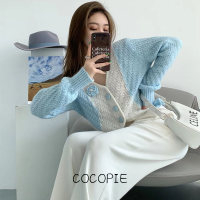 Cocopie เสื้อแขนยาวผญ เสื้อคลุมหญิง เสื้อกันหนาว ผญ เสื้อสเวตเตอร์ เสื้อไหมพรมผญ เสื่อฮู้ดหญิงคู่ เสื้อแขนยาวหลวม 2023 ใหม่ WMY2390O0Y 37Z230915