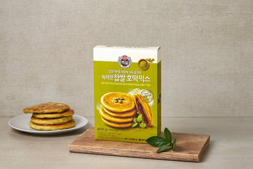 cj-green-tea-sweet-korean-pancake-mix-แป้งสำเร็จรูปสำหรับทำขนมโฮต๊อกพร้อมไส้-รสชาเขียว-400g