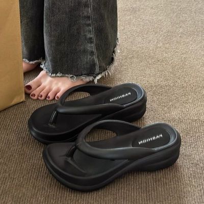 【July】 2023 new niche high-value stepping shit moving flip-flops womens summer fashion outerwear heightened thick-soled sandals and slippers
