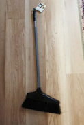 Chổi quét bằng nhựa màu đen cán dài 83cm