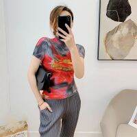 2023 Hot Miyake pleated  summer thin modern and age-reducing corn plaid printed tops for women versatile slim-fitting short-sleeved T-shirts