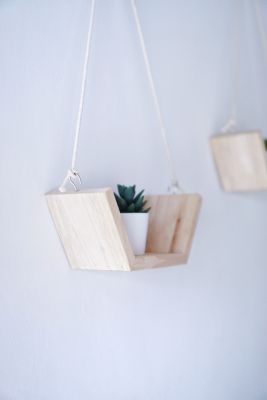 ชั้นวางต้นไม้แบบแขวนผนัง สไตล์มินิมอล Wooden Hanging Shelf