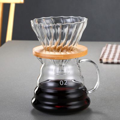 กรวยแก้วหยดกาแฟแบบเทลงบนเครื่องชงกาแฟพร้อมฐานไม้อุปกรณ์ชงแบบช้าไม่รวมกระดาษกรอง