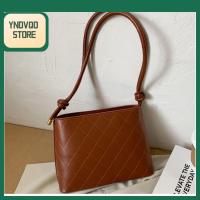 YNDVQO STORE หนังพียู กระเป๋าสะพายไหล่แบบสั้น พังค์สีดำ สีทึบทึบ กระเป๋า Crossbody หรูหราสุดหรู จุได้มาก กระเป๋าแมสเซนเจอร์ หญิงหญิงหญิง