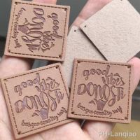 【LZ】❍  Personalizado PU Couro Etiquetas Roupas Precut Khaki Handmade Vestuário Tags DIY Tag Costura 3x3 cm 1000 Pcs