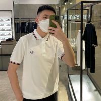 เสื้อโปโลของผู้ชาย FRED PERRY Wheat เสื้อโปโลแขนสั้น2023ธุรกิจลำลองปักสไตล์นักเสื้อยืดผ้าฝ้าย