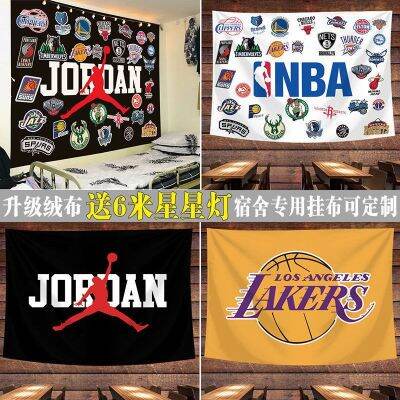 （HOT) ผ้าตกแต่งพื้นหลังผ้าแขวนแบรนด์แฟชั่น NBA บาสเก็ตบอลทีมโลโก้พื้นหลังหอพักผ้าไมโครผนังผ้าสักหลาดส่งไฟ