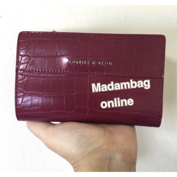 charles-amp-keith-wallet-กระเป๋าสตางค์ขนาดกลาง-สีชมพูแดง-พร้อมส่ง