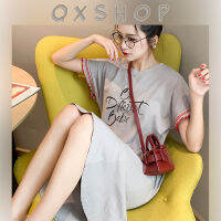 QXshop ?ชุดเดรสคอกลมแขนสั้น แต่งลายริ้วๆ ตรงแขนเสื้อกับขอบผ้า สกรีนตัวอักษร ดีเทลดีฟุดๆ เนื้อผ้านิ่นสวมใส่สบายไม่หนาไม่ร้อน ???