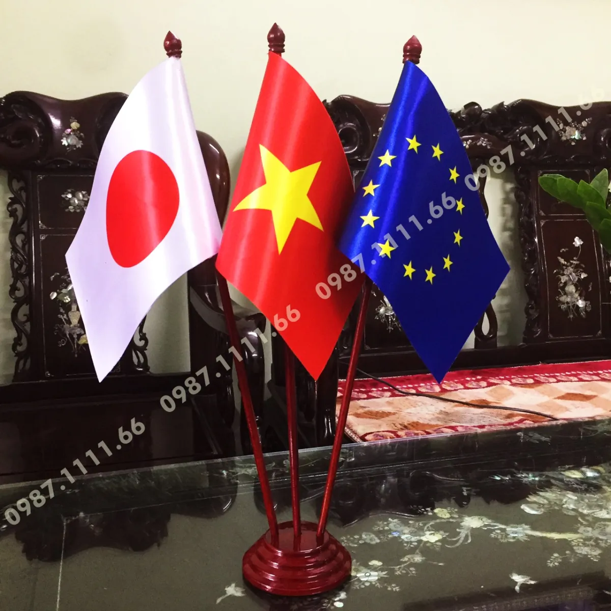 Đế cờ gỗ 3 cờ Nhật Bản Việt Nam EU: Đế cờ gỗ 3 cờ Nhật Bản Việt Nam EU là một sản phẩm độc đáo thể hiện sự kết nối, hợp tác giữa ba vùng lãnh thổ. Sản phẩm này được chế tác bởi những nghệ nhân tài ba, kết hợp giữa mỹ thuật truyền thống và kỹ thuật hiện đại. Với chất liệu gỗ cao cấp và thiết kế đầy sáng tạo, đế cờ này trở thành một món quà tuyệt vời cho những người yêu quý và quan tâm đến văn hóa, lịch sử và quan hệ đối ngoại giữa Nhật Bản, Việt Nam và EU.