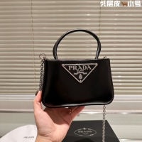 Prada กระเป๋าถือแบบใหม่ดั้งเดิม,กระเป๋าโซ่โลโก้วินเทจคลาสสิกสะพายข้างของผู้หญิง Bag19/22ซม.