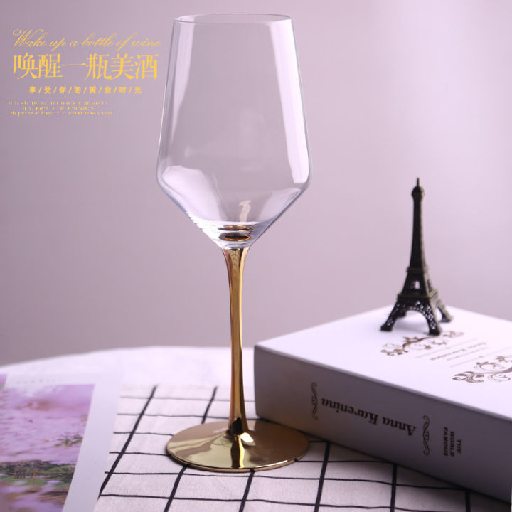 แก้วแชมเปญแก้วไวน์คริสตัลสีแดงแท่งทองที่เคลือบด้วยไฟฟ้าเก๋ไก๋แก้ววิสกี้แก้วน้ำไม้ฐานทองที่สวยงาม