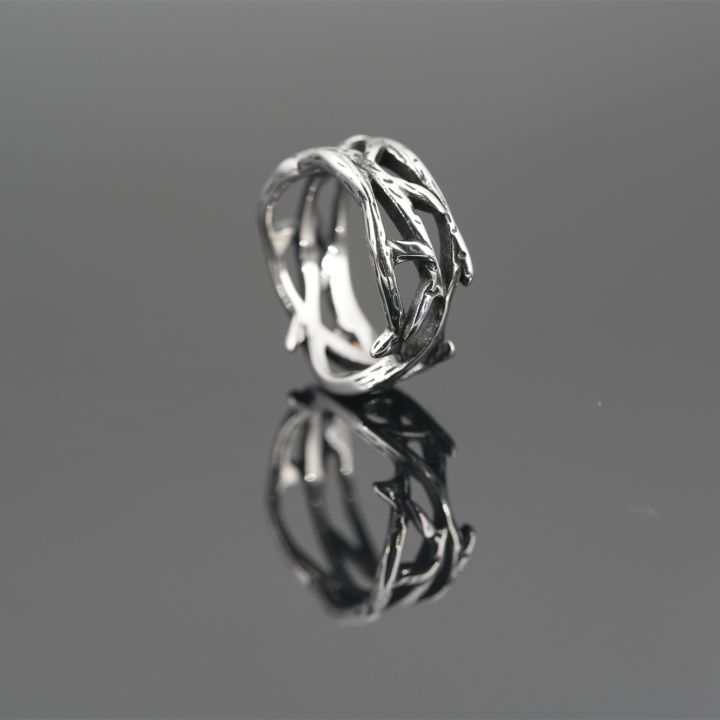 แหวนสแตนเลสแฟชั่นบุคลิกแบบไม่ซีดอินเทรนด์ไม่ซีดแหวนกลวงเหล็กไทเทเนียมแบบย้อนยุคมีเอกลักษณ์