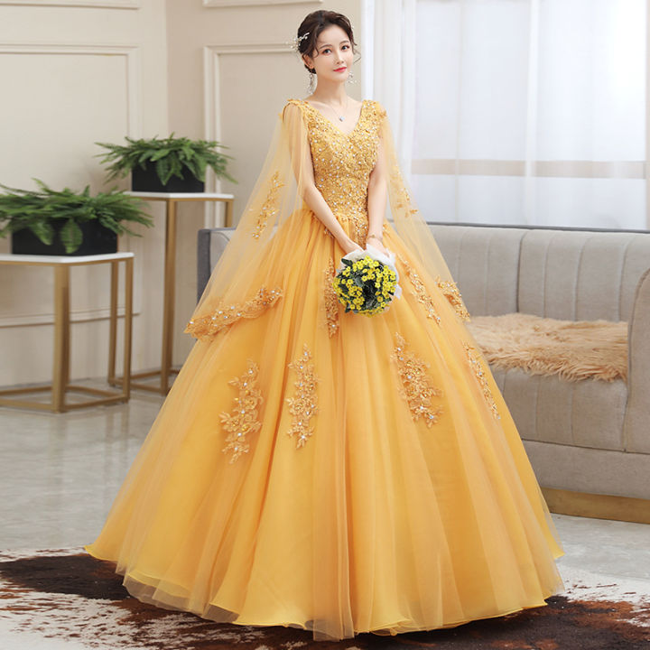 Váy dạ hội màu vàng ánh kim đơn giản sang trọng