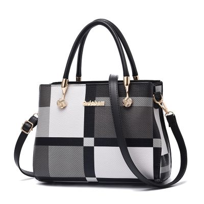 Fashion bag new female 2021 contracted han edition large capacity one shoulder inclined middle-aged female bag bag