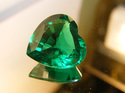 มรกต พลอย columbiaโคลัมเบีย Green  Emerald  very fine lab made HEART 20X20 มม mm...25 กะรัต carats (1 เม็ด carats ) รูปหัวใจ  (พลอยสั่งเคราะเนื้อแข็ง)