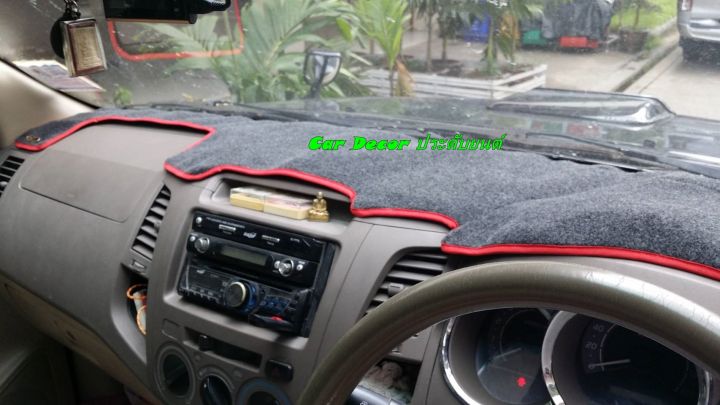 พรมปูคอนโซลหน้ารถ-สีดำขอบแดง-ฟอร์จูนเนอร์-fortuner-2005-2014-พรมคอนโซล