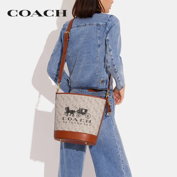 coach-กระเป๋าสะพายไหล่ผู้หญิงรุ่น-dakota-bucket-bag-with-horse-and-carriage-print-สีครีม-ch733-b4txf