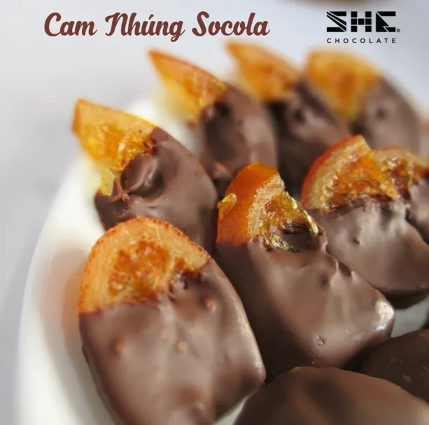 [SIÊU NGON] Cam nhúng Socola - Hũ thủy tinh 100g - SHE Chocolate Hũ thủy tinh - Sự kết hợp từ Trái cây sấy dẻo và Socola thơm dịu nhẹ mang hương vị độc đáo cực kỳ ngon và bổ dưỡng, tốt cho sức khỏe. Đặc biệt làm quà tặng