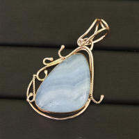 จี้พลอยบลูเลซอาเกต (Blue Lace Agate) ตัวเรือนเงินแท้ 92.5 % ชุบ พิ้งโกล์ พลอยช่วยเสริมด้านการเงินและความมั่งคั่ง  พลอยแท้ จากประเทศปรากีสถาน