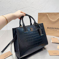 Burberry กระเป๋าถือของผู้หญิงแบบดั้งเดิมกระเป๋าเดินทางแบบมีสไตล์ตามอารมณ์สะพายหนังจากอิตาลี Bag27 * 23ซม.