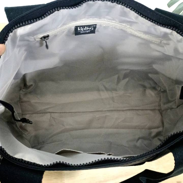 kipling-รุ่น-era-s-กระเป๋าสะพายทรง-tote-ขนาดกลาง-รุ่นใหม่-จากแบรนด์-kipling-วัสดุ-nylon-polyester-100