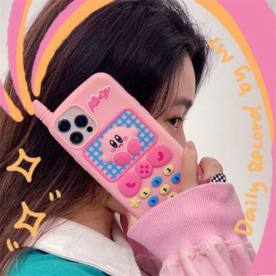 （cold noodles）   โทรศัพท์ย้อนยุค Kirby 3D กรณีโทรศัพท์สามมิติสำหรับ iPhone 14 13 12 11 Pro Max XR XS 14 Pro MAX X 7พลัส8บวกปกหลัง